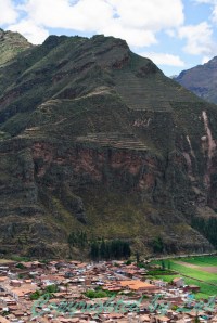 ต้นทางหุบเขาศักดิ์สิทธิ์ (Sacred Valley) ของชาวอินคา ภูเขาด้านหลังที่เหมือนทำเป็นนาขั้นบันได คือส่วนหนึ่งของปิซัค (Pisac) ถูกจินตนาการให้เป็นรูปร่างของแร้งคอนดอร์