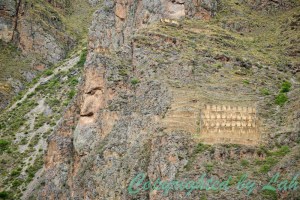 หน้าผาสูงที่ถูกสลักเป็นหน้าของ Wiracochan ผู้ชี้ทางสว่างให้ชาวอินคาเหนือเมืองโอลันไทย์แทมโบ (Ollantaytambo)