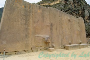 หินแกรนิตสีชมพูที่ถูกตัดมาตั้งเรียงเด่นเป็นสง่าอย่างน่าอัศจรรย์ บริเวณวิหารสุริยัน (Temple of the Sun) 