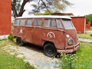 รถตู้เก่า พาหนะใช้งานของนางมาเรีย ไรเชอร์ ผู้ทุ่มเทศึกษาเส้นสายของนาสก้าไลน์กว่า 40 ปี จัดแสดงอยู่ในพิพิธภัณฑ์มาเรีย ไรเชอร์ในเมืองนาสก้า