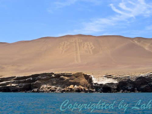 El Candelabro ลายเส้นรูปสามง่ามหรือเชิงเทียนขนาด 150 เมตรริมฝั่งทะเลปารากัส อีกหนึ่งปริศนาบนดินแดนทะเลทราย