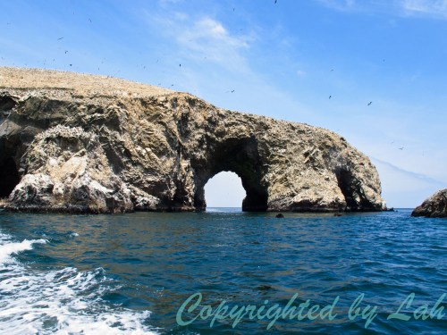 เวิ้งถ้ำส่วนหนึ่งของเกาะบัลเลซตัส ด้านบนเต็มไปด้วยฝูงนกทะเล 