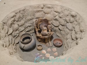 สภาพการฝั่งศพของมนุษย์โบราณที่จัดแสดงไว้ในพิพิธภัณฑ์ท้องถิ่นที่เมืองอิคา (Museo Regional de Ica)