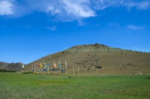 เนินรูปทรงปิระมิด เนินเขาศักดิ์สิทธิ์ของชาวพื้นเมืองเบอร์ยัค (Buryat) ชาวพื้นเมืองไซบีเรียแถบนี้