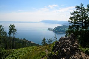 จุดชมวิวที่หินเชอร์สกี้ (Cherskiy Stone) มองเห็นทะเลสาบไบคาลกว้างใหญ่อยู่เบื้องล่าง