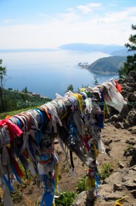 ผ้าภาวนาผูกกับเสา พบเห็นได้ตามที่ต่างๆของไซบีเรีย แสดงความศักดิ์สิทธิ์ของพื้นที่