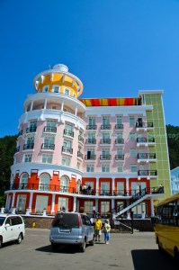 โรงแรมสีสันแปลกตาริมชายหาดเมืองลิสต์เวียนก้า